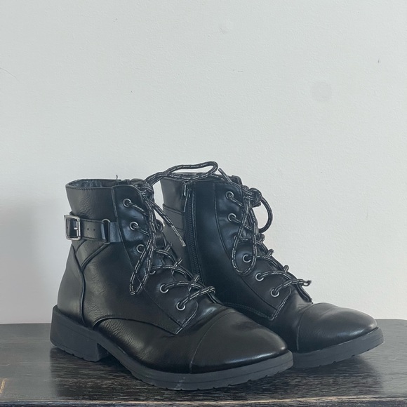 Madden Girl Black Combat / Moto Boots - 4Y - Picture 2 of 5